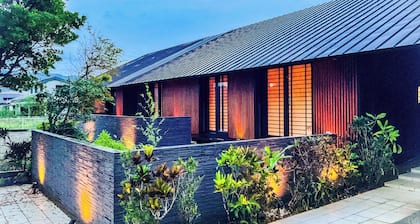 Limited to one pair per day! The entire building is reserved for private use! A luxurious inn designed in a modern Japanese style! You can enjoy your private time in the nature of Amami Oshima with a large projector. âïž