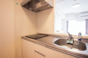 Apartamento família | Cozinha privada | Geladeira, micro-ondas, talheres/pratos/utensílios de cozinha