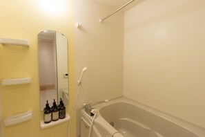 Apartamento superior | Baño | Ducha y bañera combinadas y artículos de higiene personal gratuitos