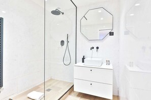 公寓 | 浴室 | 吹风机、毛巾、洗发水