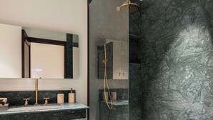 Căn hộ | Phòng tắm | Máy sấy tóc, khăn tắm, dầu gội 