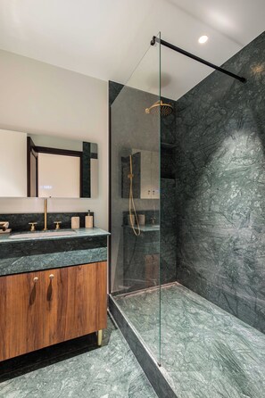 Apartamento | Baño | Secador de pelo, toallas y champú