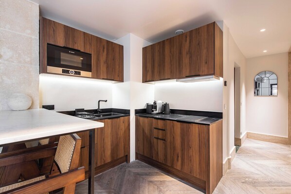 Departamento | Cocina privada | Refrigerador, microondas, parrilla de estufa y lavavajillas 