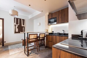 Apartamento | Cocina privada | Frigorífico, microondas, placa de cocina y lavavajillas