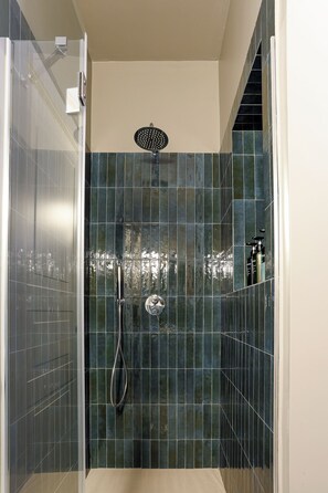 Shower, hair dryer, bidet, towels - MilanLife Apartments - D-Town Elegance (Milano)