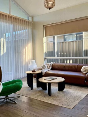 TV, fireplace - 12 Beautiful Brabham Big Backyard 4BR & Parking (Brabham)