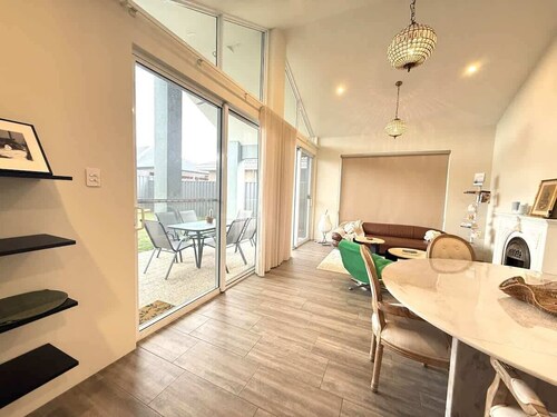 12 Beautiful Brabham Big Backyard 4BR & Parking