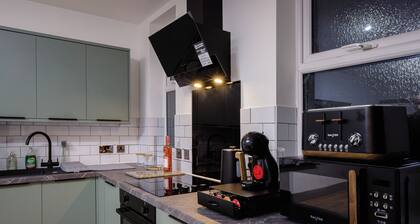 Modern and Cosy 2 Bedroom flat close to Town Centre