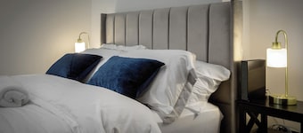 Modern and Cosy 2 Bedroom flat close to Town Centre