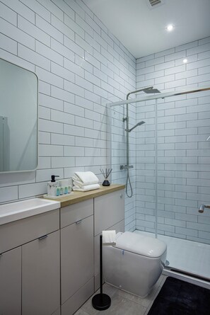 Suihku, pyyhkeet, saippua, vessapaperi