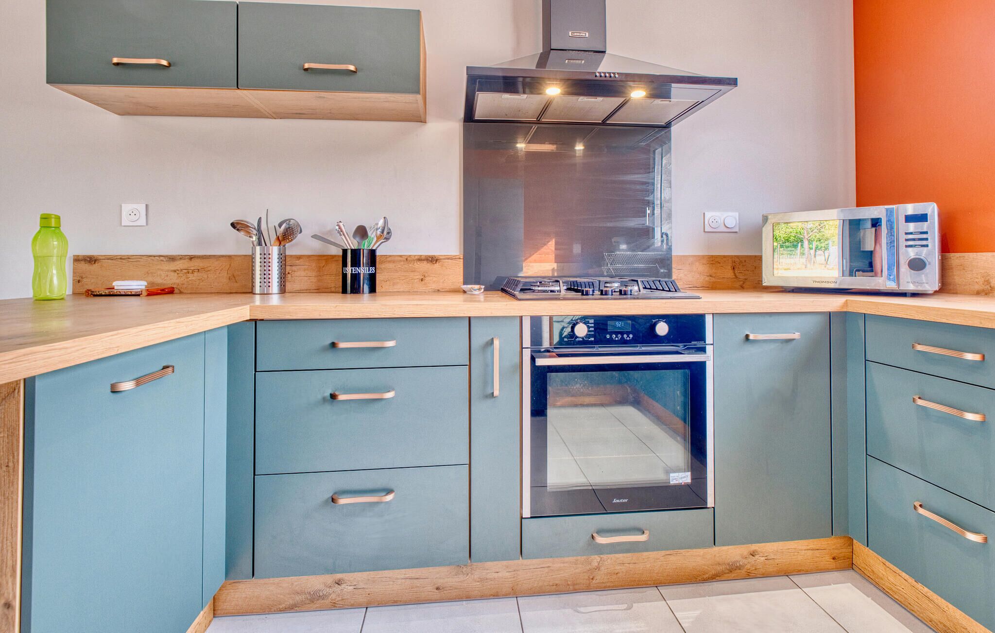 Een koelkast, een oven, een kookplaat, een vaatwasser