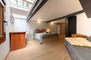 2 bedrooms, iron/ironing board, free WiFi