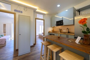 Fridge, microwave, oven, electric kettle - Monthly Rental in Madrid - Shared flat with 3 bedrooms (Madrid)