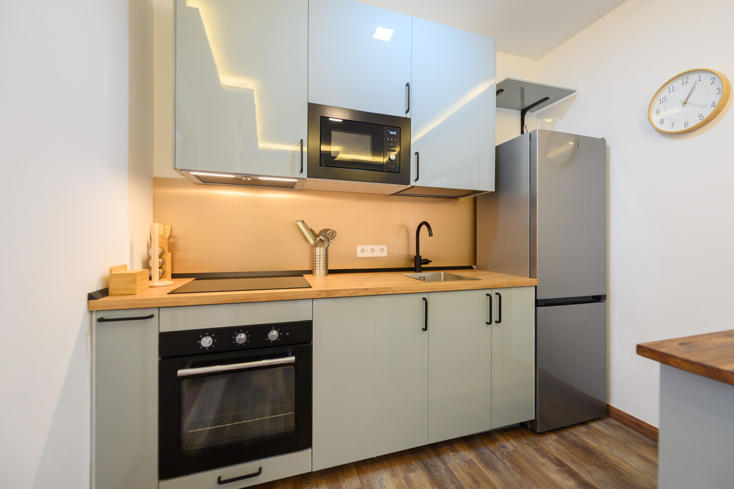 Frigorifero, microonde, forno, bollitore elettrico