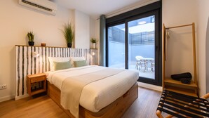 A bedroom with a bed, bedside tables, a hanging chair, and a view of the outside. - Modern studio apartment with private terrace and excellent communal areas (San Sebastián de los Reyes)