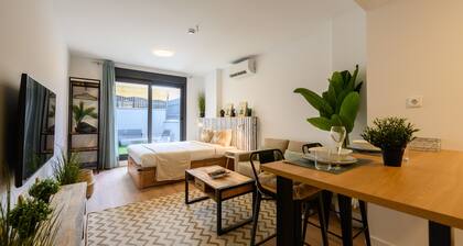 Studio with private terrace and pool - gym - coworking space in Madrid