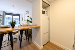 Dining - Studio with private terrace and pool - gym - coworking space in Madrid (San Sebastián de los Reyes)