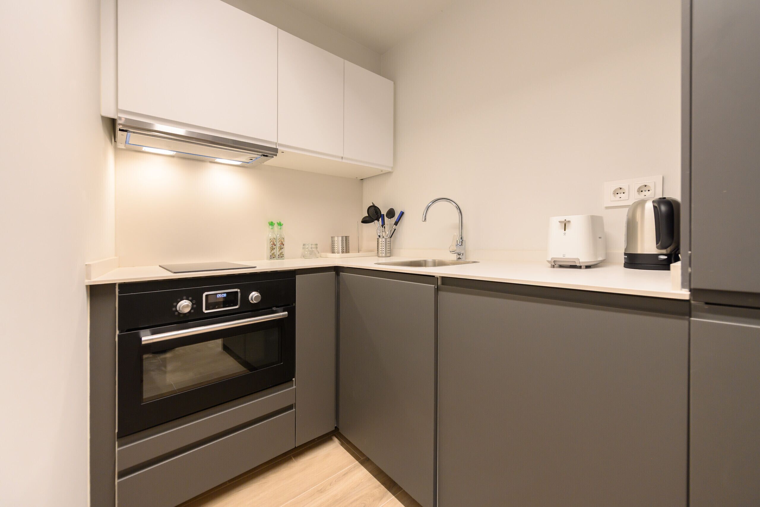 Een koelkast, een oven, een koffiezetapparaat/waterkoker, een waterkoker