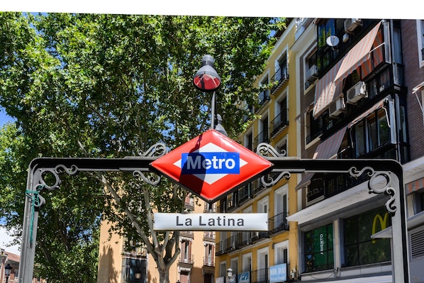 Un panneau de signalisation indiquant « Metro » et « La Latina », signalant une station de métro.