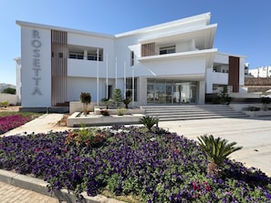 Vista frontal de la propiedad