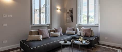 Appartamento Deluxe "vista fiume" | บริเวณนั่งเล่น