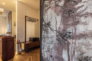 Appartamento Deluxe "vista fiume" | In-room safe, blackout drapes, soundproofing, iron/ironing board