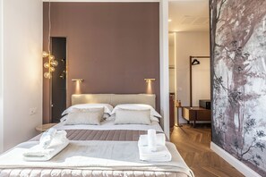 خزنة داخل الغرفة وستائر تعتيم وتجهيزات عازلة للصوت ومكواة/لوح كي