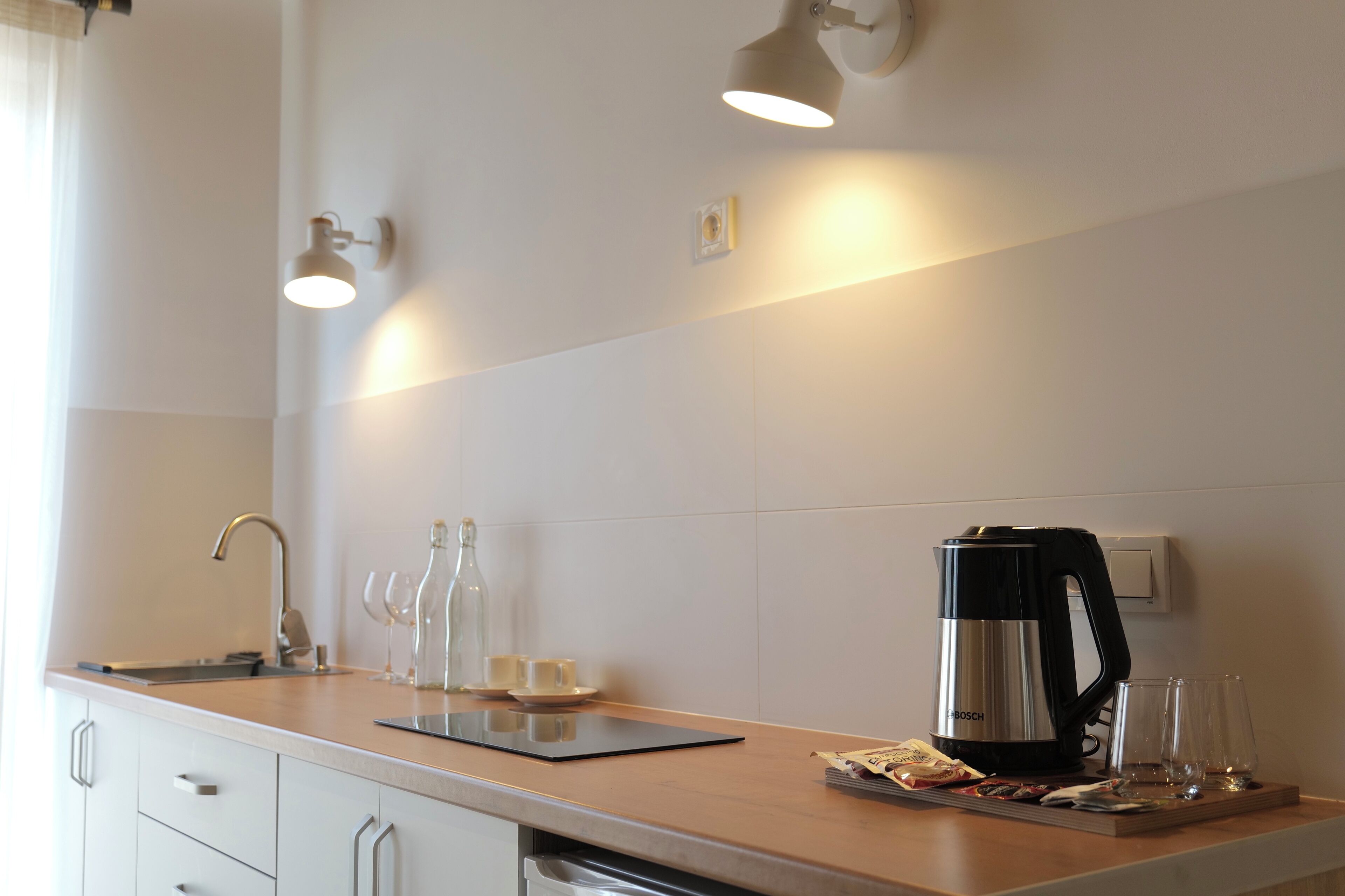 Kühlschrank, Mikrowelle, Herdplatte, Geschirrspüler