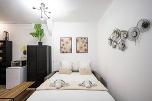 1 dormitorio, tabla de planchar con plancha, wifi y ropa de cama