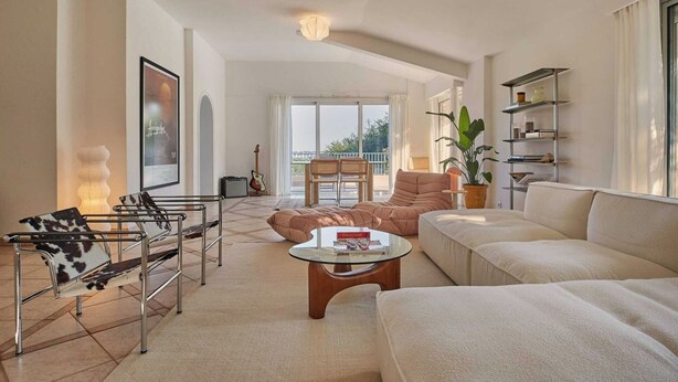 A modern living room with a sofa, armchairs, a coffee table, and a bookshelf. - Villa Casa Rosetta A/C avec Piscine & Jacuzzi  -Vallauris (Vallauris)
