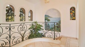 A spacious balcony with a wrought iron railing, large arched windows, and a view of the sea. - Villa Casa Rosetta A/C avec Piscine & Jacuzzi  -Vallauris (Vallauris)