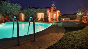A swimming pool with a clear view of the surrounding area, including a patio with outdoor furniture and a building with a visible entrance. - Villa Casa Rosetta A/C avec Piscine & Jacuzzi  -Vallauris (Vallauris)