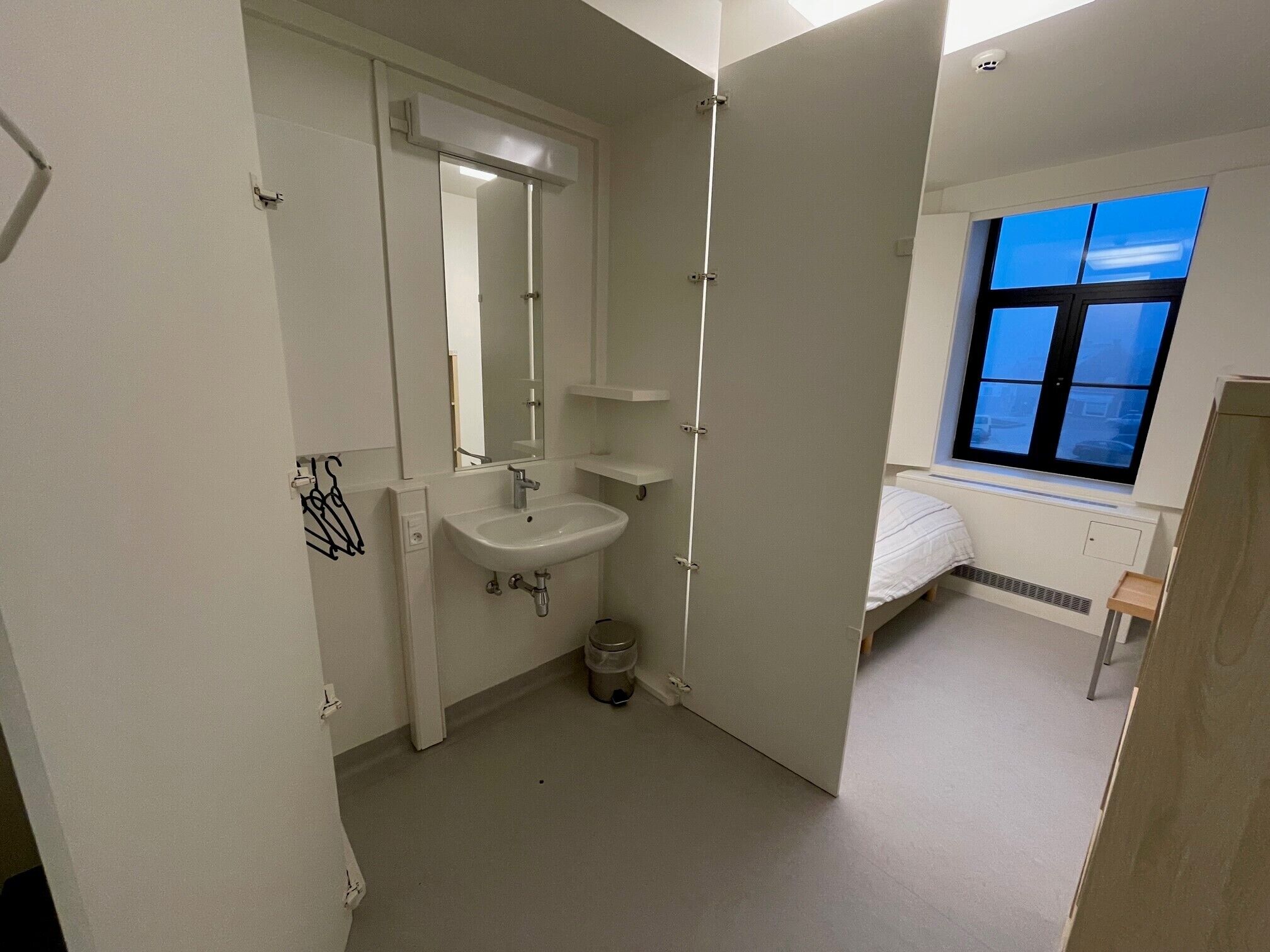 15 bedrooms, internet, bed sheets