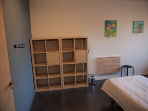 15 bedrooms, Internet, bed sheets
