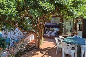 Outdoor dining - Casa Greta, just a few steps from the sea (Sant'Andrea)