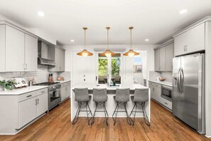 Frigorífico, microondas, horno y placa de cocina