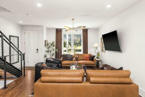 Una televisión, una oficina