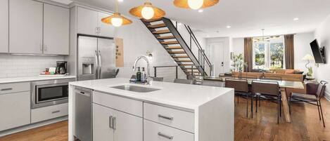 Réfrigérateur, micro-ondes, four, plaque de cuisson