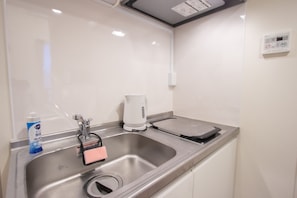 Departamento estándar | Cocina privada | Refrigerador, microondas y utensilios de cocina