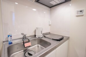 Apartamento estándar | Cocina privada | Frigorífico, microondas, hervidor eléctrico y utensilios de cocina
