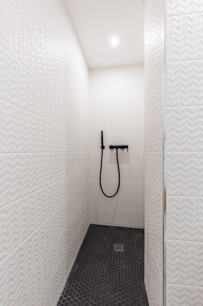 Apartment | Bathroom | Hair dryer, towels, shampoo - Cosy Studio - 2P - Exhibitions Park / Eiffel Tower (Paris)