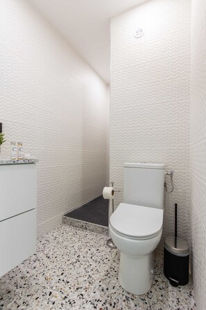 Apartment | Bathroom | Hair dryer, towels, shampoo