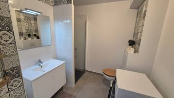 Een douche, een haardroger, handdoeken, zeep