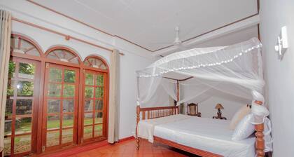 3-bedroom villa in marvelous Hikkaduwa with AC, 300m away from the beach