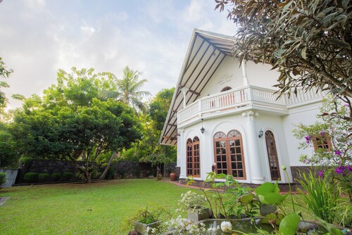 3-bedroom villa in marvelous Hikkaduwa with AC, 300m away from the beach
