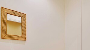 Ein Badezimmer mit Waschbecken, schwarzem Seifenspender und Toilette.