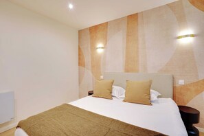 Apartment | 1 bedroom, laptop workspace, iron/ironing board, bed sheets