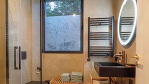 A modern bathroom with a glass shower enclosure, a wooden bench, a sink with a mirror, and a view of a snowy landscape. - Sea View - 2 Bedrooms - Pet Friendly - Ideal for Families - Noia (Noia)