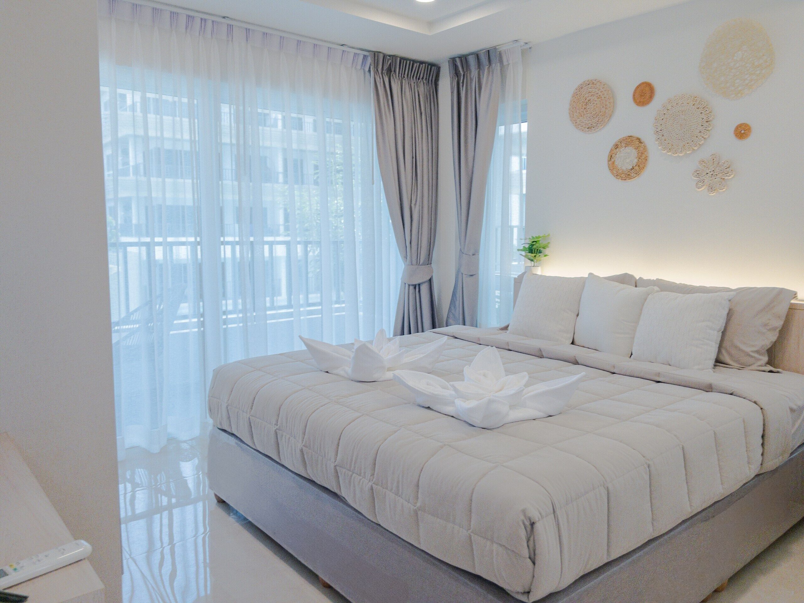 Condo Deluxe, 1 cama King size | Caja de seguridad en la habitación y espacio para trabajar con laptop 