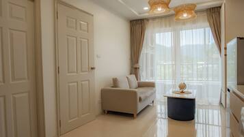 华丽公寓式客房, 1 张特大床 | 起居区 | 45-英寸智能电视(配备数码频道)